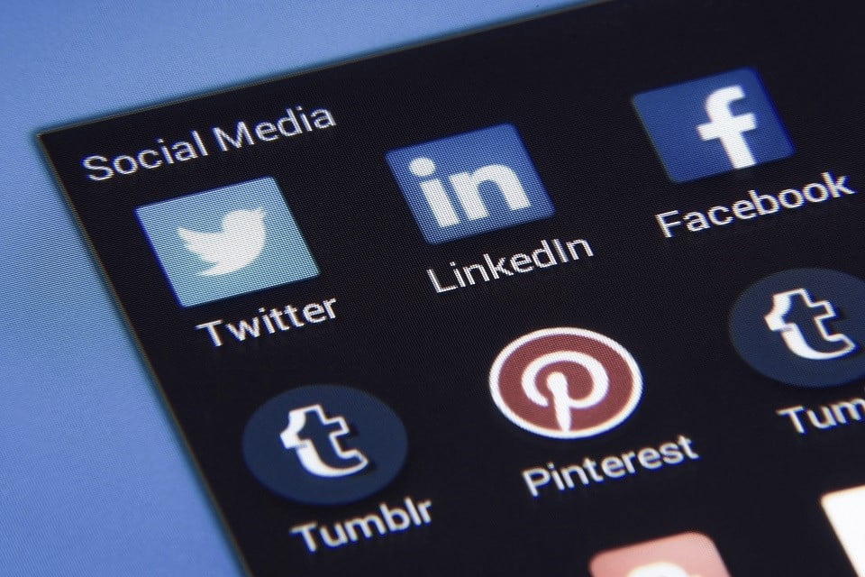 Dilema družbenih medijev: priložnosti, nevarnosti in NLP